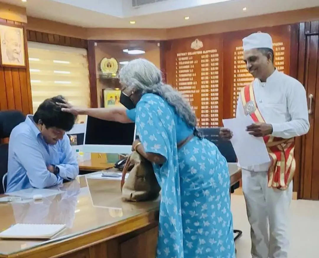 ആലപ്പുഴ കളക്ടര് കൃഷ്ണ തേജയുടെ തലയില് കൈവെച്ച് അനുഗ്രഹിക്കുന്ന സ്ത്രീ | Photo: Twitter/ Krishna Teja IAS