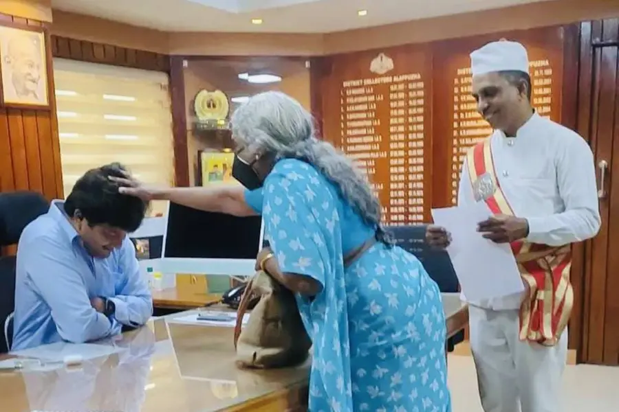 തലയില് കൈവച്ച് അനുഗ്രഹിച്ച് സ്ത്രീ, ഇനി എന്തുവേണമെന്ന് ആലപ്പുഴ കളക്ടര്