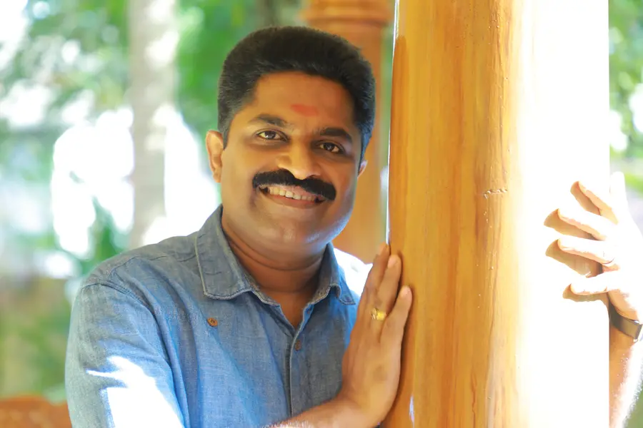 മാർകഴി മഹോത്സവത്തിൽ രാജീവ് ആലുങ്കലിനെ ആദരിക്കുന്നു