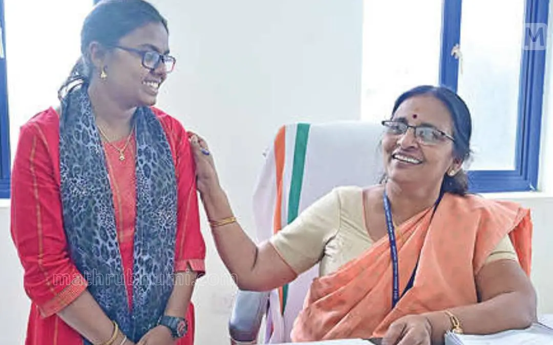 പാലക്കാട് മെഡിക്കൽ കോളേജിൽ എം.ബി.ബി.എസിന് പ്രവേശനം നേടിയ ജി. ഗോപിക അഡ്മിഷൻ രജിസ്റ്ററിൽ ഒപ്പിട്ടശേഷം കോളേജ് പ്രിൻസിപ്പൽ ഡോ. എം.ടി. വിജയലക്ഷ്മിയോട് സംസാരിക്കുന്നു