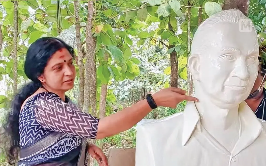 നിർമാണം പൂർത്തിയാകുന്ന കൊട്ടാരക്കര ശ്രീധരൻ നായരുടെ പ്രതിമ കാണാനെത്തിയ മകൾ ബീനാ കൃഷ്ണകുമാർ | ഫോട്ടോ: മാതൃഭൂമി ഇ പേപ്പർ