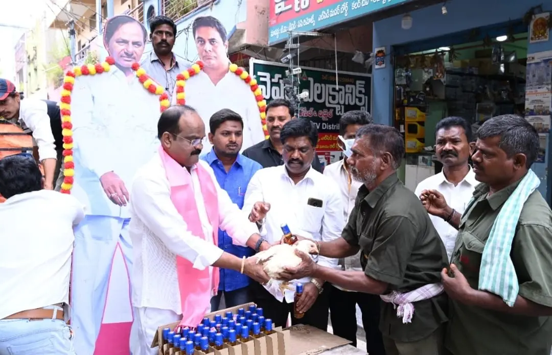 രജനല ശ്രീഹരി മദ്യവും കുപ്പിയും വിതരണം ചെയ്യുന്നു