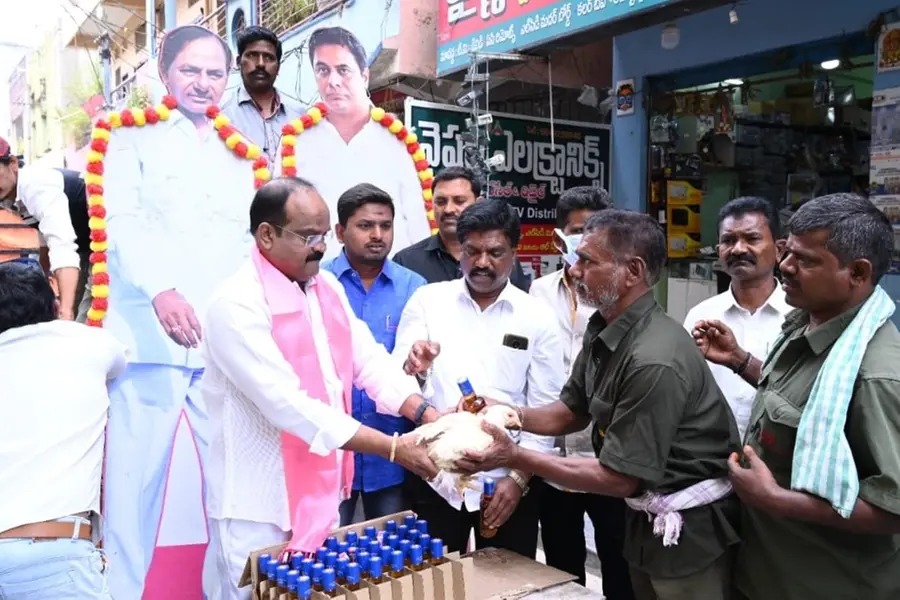 ദേശീയ പാര്ട്ടിയാകാനുള്ള ഒരുക്കം; തെലങ്കാനയില് മദ്യവും കോഴിയും വിതരണം ചെയ്ത് ടിആര്എസ് നേതാവ്