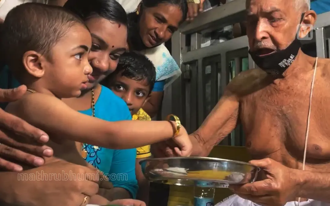 പനച്ചിക്കാട് ശ്രീ ദക്ഷിണമൂകാംബീ ദേവി ക്ഷേത്രത്തിൽ ആദ്യാക്ഷരം കുറിക്കുന്ന കുരുന്ന്