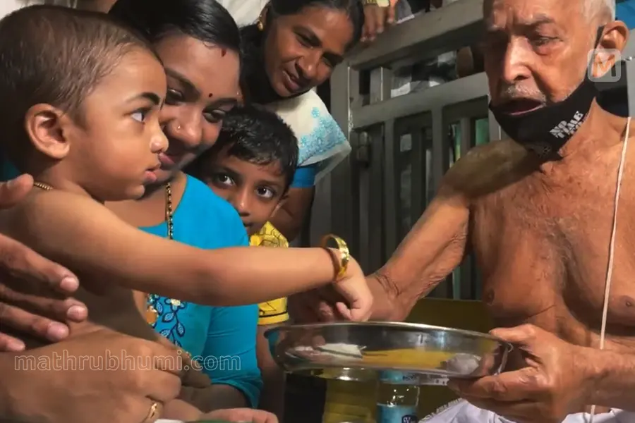 ഇന്ന് വിജയദശമി; ആദ്യക്ഷര മധുരം നുകര്ന്ന് കുരുന്നുകള്