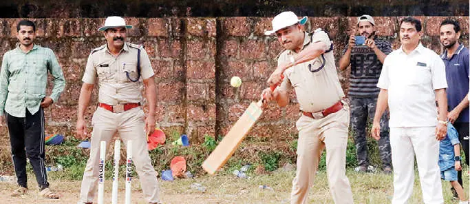 ലഹരിക്കെതിരേ കൊളവയൽ ഗ്രാമത്തിൽ നടന്ന ക്രിക്കറ്റ് ടൂർണമെന്റിന് ആവേശം പകരാൻ കാഞ്ഞങ്ങാട് ഡിവൈ.എസ്.പി. പി. ബാലകൃഷ്ണൻ നായർ ബാറ്ററായപ്പോൾ
