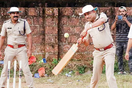 ലഹരിക്കെതിരെ സിക്‌സര്‍; ഗ്രാമത്തെ മയക്കുമരുന്ന് മുക്തമാക്കിയതിന് പിന്നാലെ ആവേശപ്പോരാട്ടം