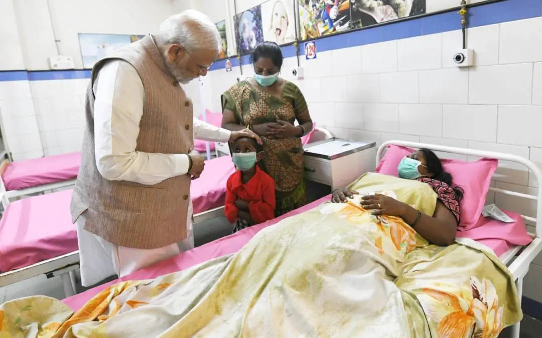 തൂക്കുപാലം തകര്ന്ന് പരിക്കേറ്റവരെ പ്രധാനമന്ത്രി നരേന്ദ്ര മോദി ആശുപത്രിയിലെത്തി ആശ്വസിപ്പിക്കുന്നു. photo: narendramodi/twitter