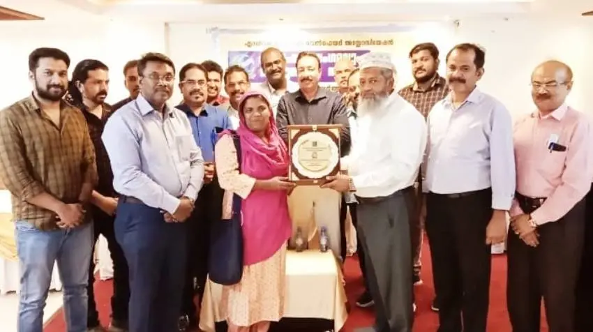 ജീവകാരുണ്യ പ്രവര്ത്തക നര്ഗീസ് ബീഗത്തിന് ദമ്മാം എറണാകുളം മുസ്ലിം വെല്ഫയര് അസ്സോസിയേഷന്റെ
സ്നേഹോപഹാരം സിപി മുഹമ്മദലി ഓടക്കാലി സമ്മാനിക്കുന്നു