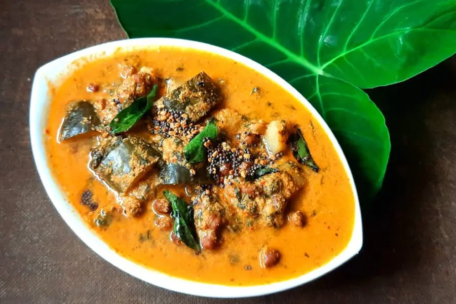 പെരുമഴയത്ത് ഊണ് ആസ്വദിച്ച് കഴിക്കാന്‍ ചേമ്പില ചേര്‍ത്ത 'ഗജ്ബജേ'