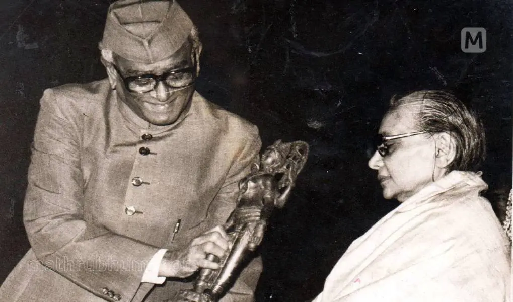 രാഷ്ട്രപതിയായിരുന്ന നീലം സഞ്ജീവ റെഡ്ഡിയില് നിന്നും ജ്ഞാനപീഠം സ്വീകരിക്കുന്ന ആശാപൂര്ണാദേവി/ഫോട്ടോ മാതൃഭൂമി ആര്ക്കൈവ്സ്