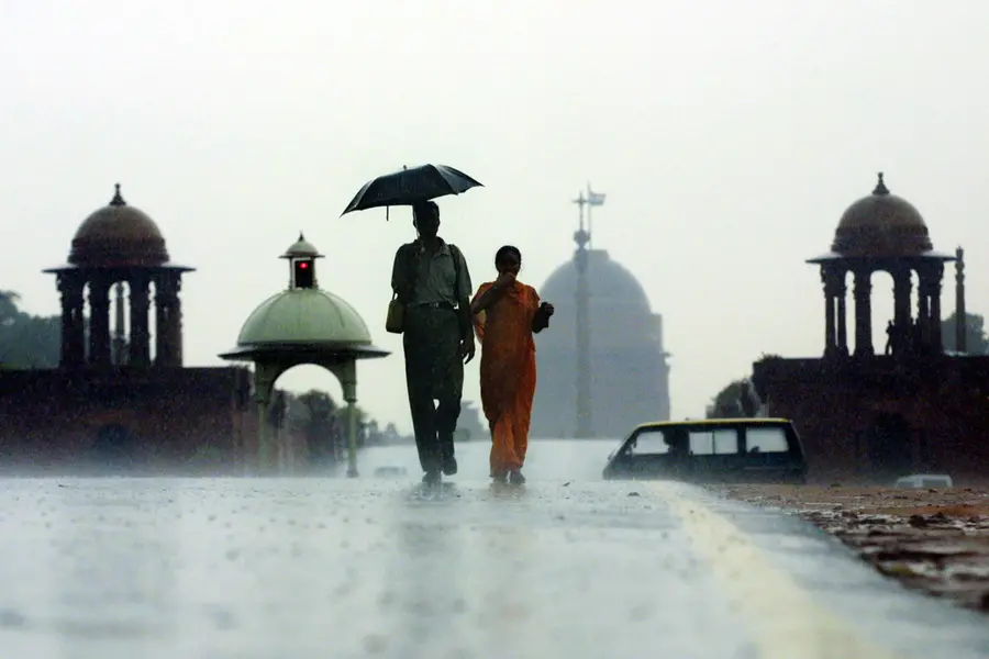 മഴയിലുണരുന്ന മറ്റൊരു ഡൽഹിയുണ്ട്, ശ്വാസത്തിന് അതിർത്തിക്കപ്പുറത്തേയ്ക്ക് കഴുത്തുനീട്ടിയിരുന്നു ഡൽഹി