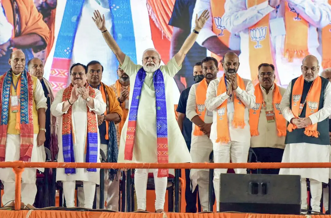 വിജയ് സങ്കല്പ് റാലിയിൽ പ്രധാനമന്ത്രി നരേന്ദ്രമോദി പ്രവർത്തകരെ അഭിവാദ്യം ചെയ്യുന്നു