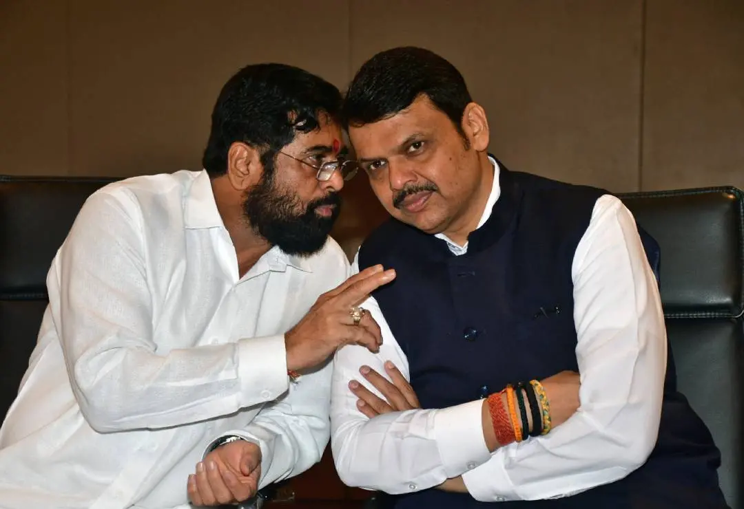 മുഖ്യമന്ത്രി ഏക്നാഥ് ഷിന്ദേയും ഉപമുഖ്യമന്ത്രി ദേവേന്ദ്ര ഫഡ്നവിസും കഴിഞ്ഞ ദിവസം നടന്ന എംഎല്എമാരുടെ യോഗത്തിനിടെ |ഫോട്ടോ:ANI