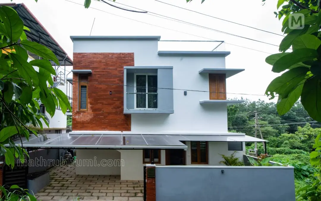 കൊച്ചിയിലെ കാക്കനാടുള്ള മനു ജോസഫിന്റെയും കുടുംബത്തിന്റെയും വീട്