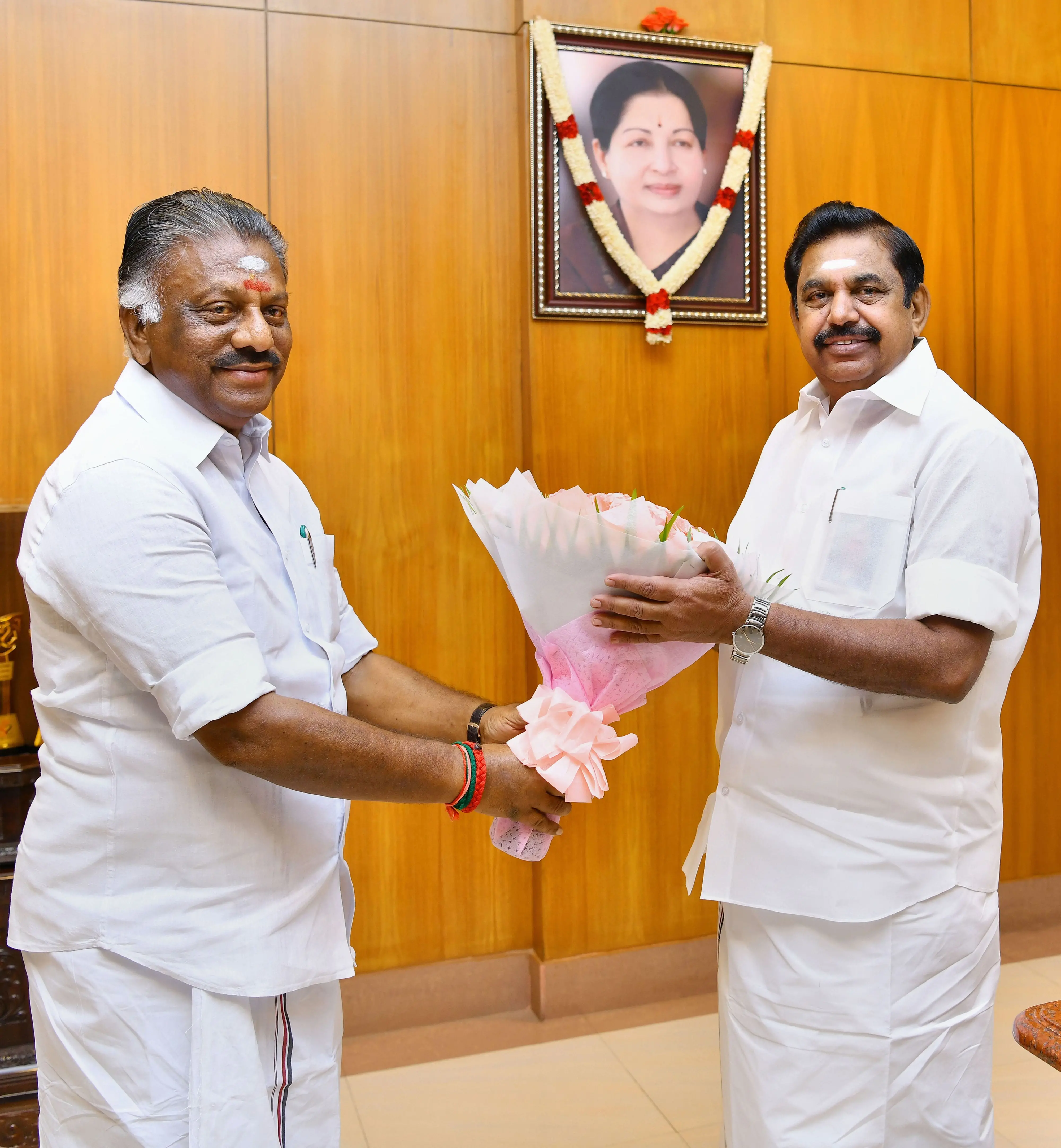 പനീര്‍ശെല്‍വവും പളനിസാമിയും| ഫയല്‍ ഫോട്ടോ: പി.ടി.ഐ