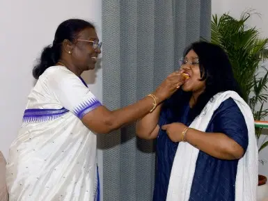 രാഷ്ട്രപതിയായി തിരഞ്ഞെടുക്കപ്പെട്ട ദ്രൗപദി മുര്മു മകള് ഇതിശ്രീയ്ക്ക് മധുരം നല്കുന്നു | Photo : ANI