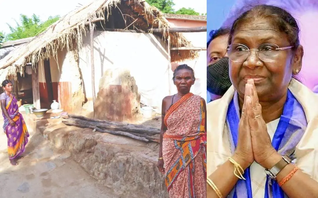 ഉപർബേഡ ഗ്രാമത്തിലെ ബഡാസാഹിയിൽ ദ്രൗപദി മുർമു ജനിച്ച വീടിനുമുന്നിൽ പിതൃസഹോദര ഭാര്യ ദേലാ ടുഡുവും ബന്ധു യമുനാ ടുഡുവും, ദ്രൗപദി മുർമു