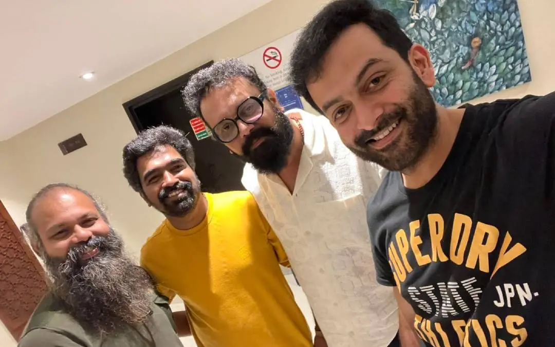 രവി ബസ്രുർ പൃഥ്വിരാജിനും കാളിയൻ അണിയറപ്രവർത്തകർക്കും ഒപ്പം | ഫോട്ടോ: www.facebook.com/PrithvirajSukumaran