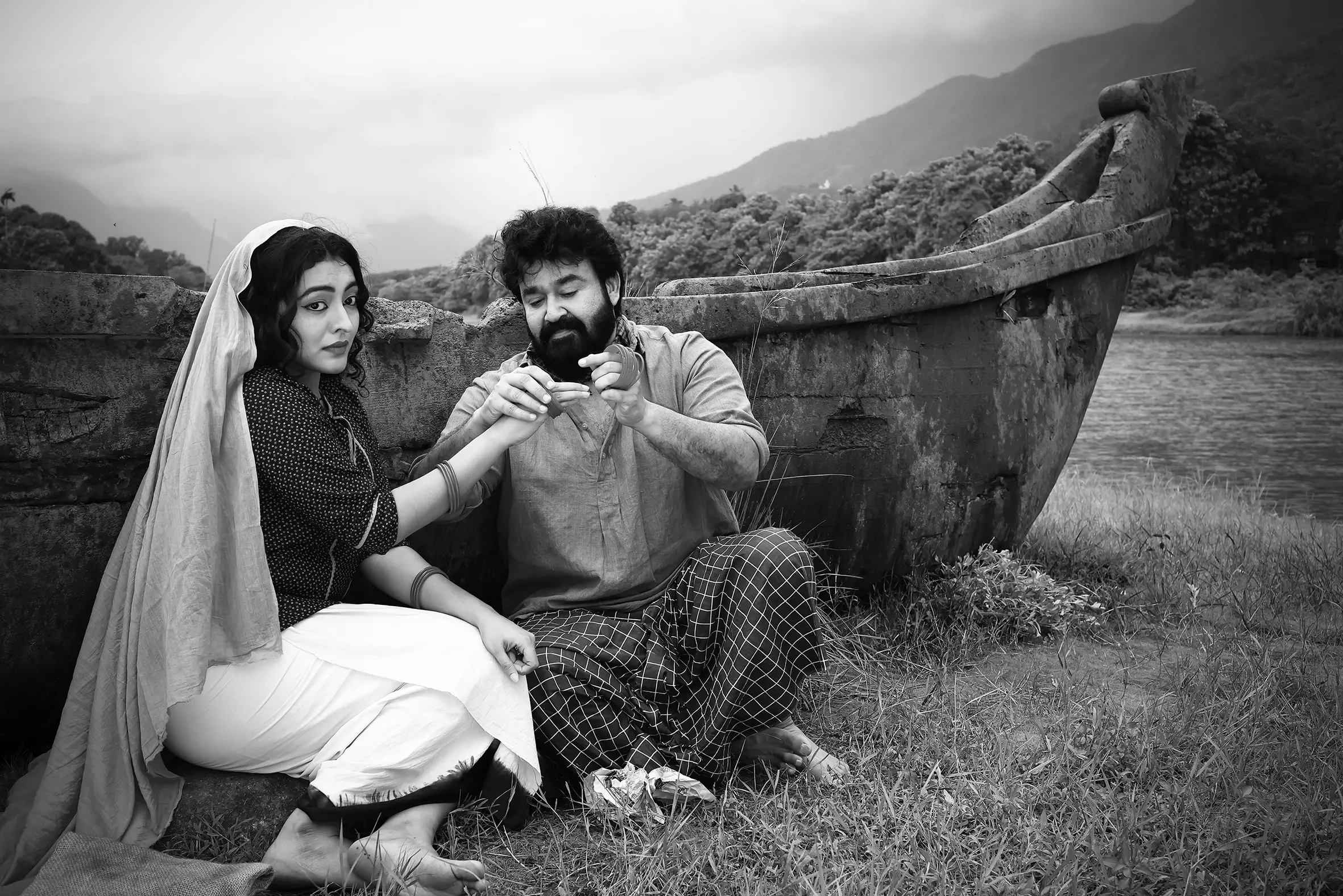 മോഹൻലാലും ദുർഗ കൃഷ്ണയും ഓളവും തീരവും എന്ന സിനിമയിൽ | ഫോട്ടോ: മാതൃഭൂമി ഇ പേപ്പർ
