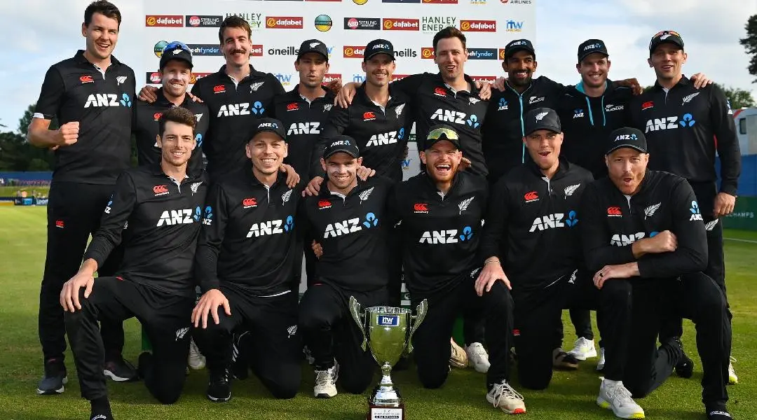 കിരീടവുമായി ന്യൂസീലന്ഡ് ക്രിക്കറ്റ് ടീം | Photo: twitter.com/cricketireland