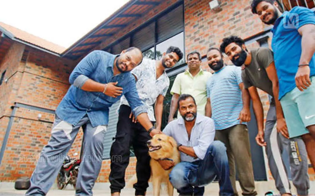സെന്ന ഹെഗ്ഡെ കാഞ്ഞങ്ങാട് തോയമ്മലിലെ പുതിയവീട്ടിൽ സുഹൃത്തുക്കൾക്കും വളർത്തുനായ മാക്സിനുമൊപ്പം സന്തോഷംപങ്കിടുന്നു |ഫോട്ടോ: എൻ. രാമനാഥ് പൈ \ മാതൃഭൂമി