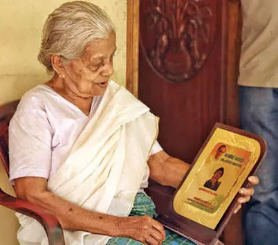 ചെറുമകന് സമ്മാനമായിക്കിട്ടിയ ഫലകവുമായി വല്യമ്മ മറിയാമ്മ | Photo: Print