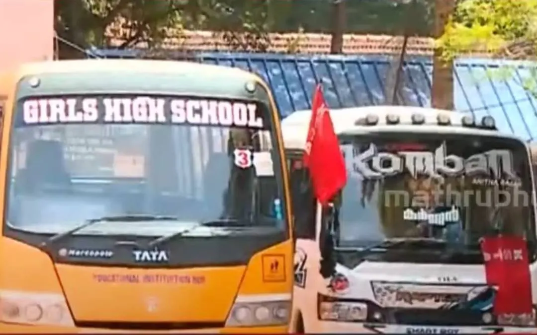 അധ്യാപകര് എത്തിയ സ്കൂള് ബസ്