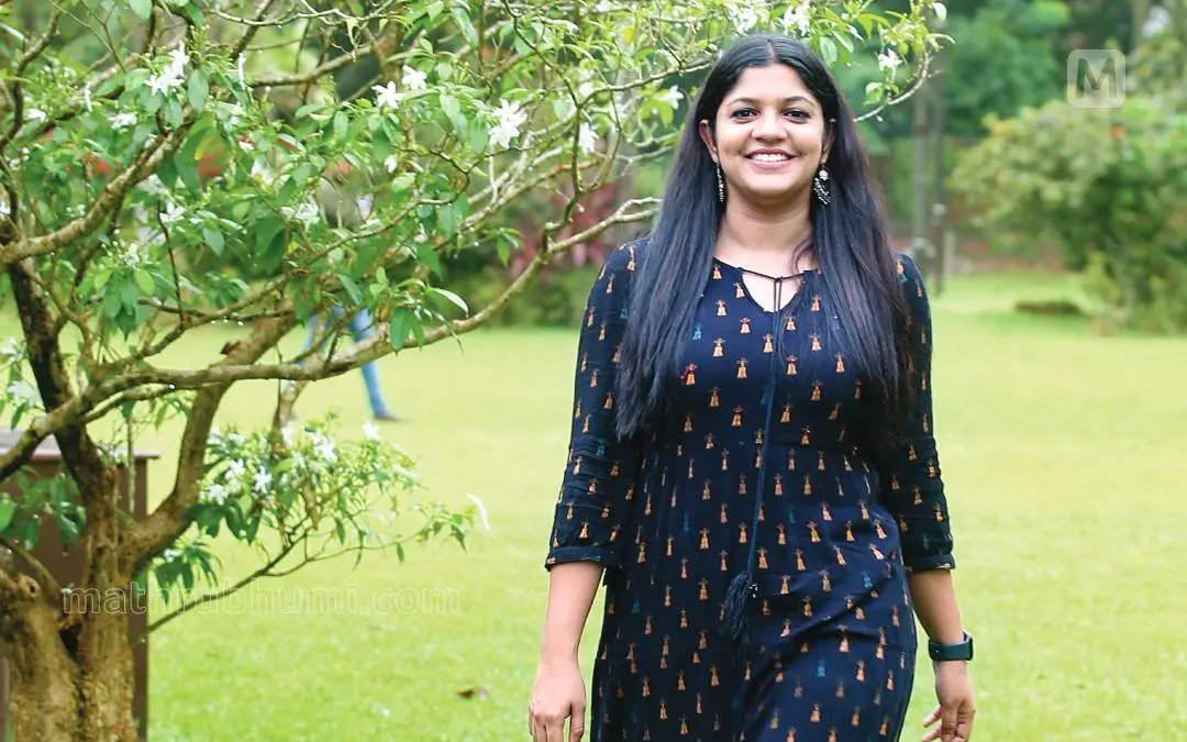 മികച്ച നടിക്കുള്ള ദേശീയ അവാർഡ് നേടിയ അപർണ ബാലമുരളി ഫോർട്ട് കൊച്ചി കൊച്ചിൻ ക്ലബ്ബിൽ മാധ്യമപ്രവർത്തകരെ കാണാനെത്തുന്നു| ഫോട്ടോ: ബി. മുരളീകൃഷ്ണൻ \ മാതൃഭൂമി