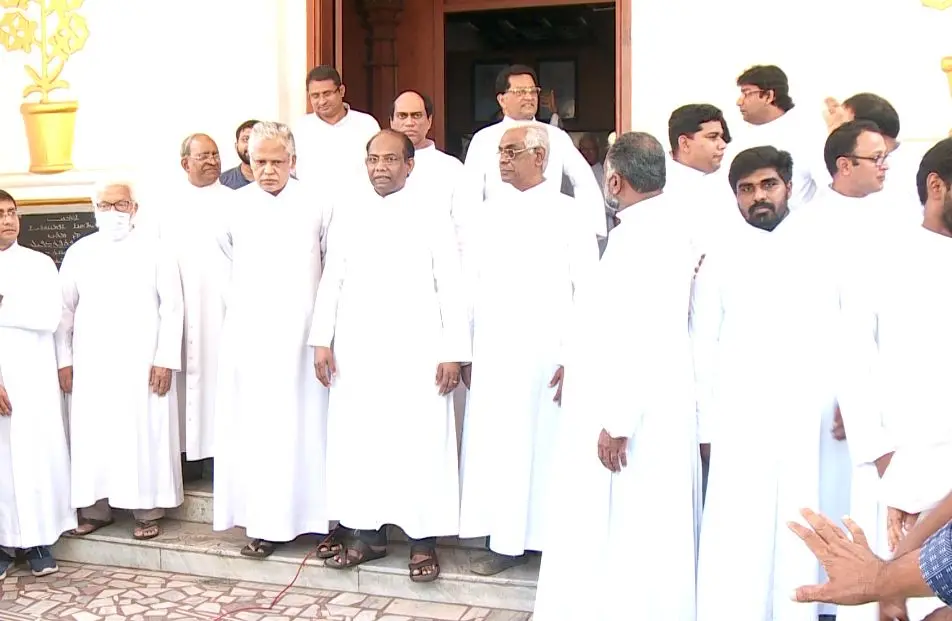അതിരൂപതാ ആസ്ഥാനത്ത് പ്രതിഷേധ യോഗം ചേർന്ന വൈദികർ