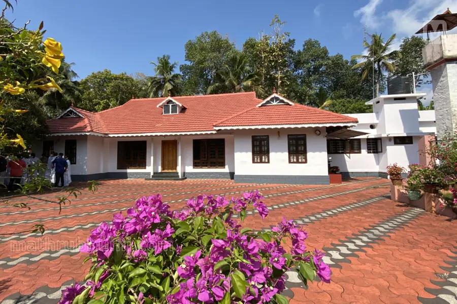 ജോസ് തെറ്റയില് പ്രതിയായിരുന്ന കേസിലെ പരാതിക്കാരി ഉമ്മന്ചാണ്ടിയുടെ വീട്ടുമുറ്റത്ത് ബഹളംവെച്ചു
