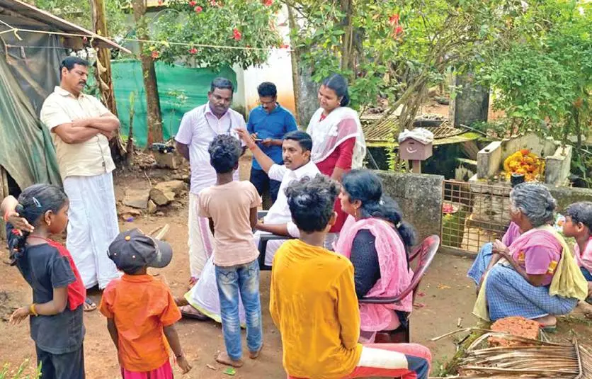 • കുട്ടികൾ സ്കൂളിൽ പോകാൻ വിമുഖത കാട്ടുന്ന ഇടയ്ക്കിടം കോളനിയിൽ എഴുകോൺ ഗ്രാമപ്പഞ്ചായത്ത് പ്രസിഡന്റ് രതീഷ് കിളിത്തട്ടിലിന്റെ നേതൃത്വത്തിൽ ജനപ്രതിനിധികളുടെയും ഉദ്യോഗസ്ഥരുടെയും സംഘം ബോധവത്കരണം നടത്തുന്നു