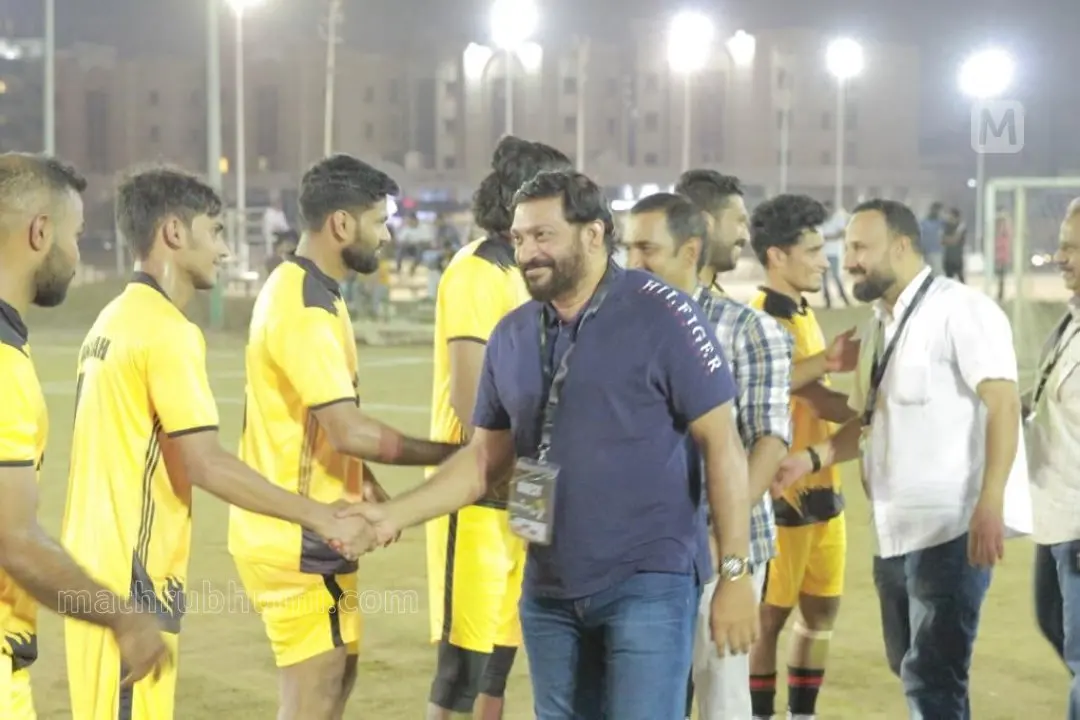 ടീം ഷറഫിയ സംഘടിപ്പിക്കുന്ന സെവന്സ്കപ്പ് ടൂര്ണമെന്റില് വിശിഷ്ടാതിഥികള് കളിക്കാരുമായി പരിചയപ്പെടുന്നു