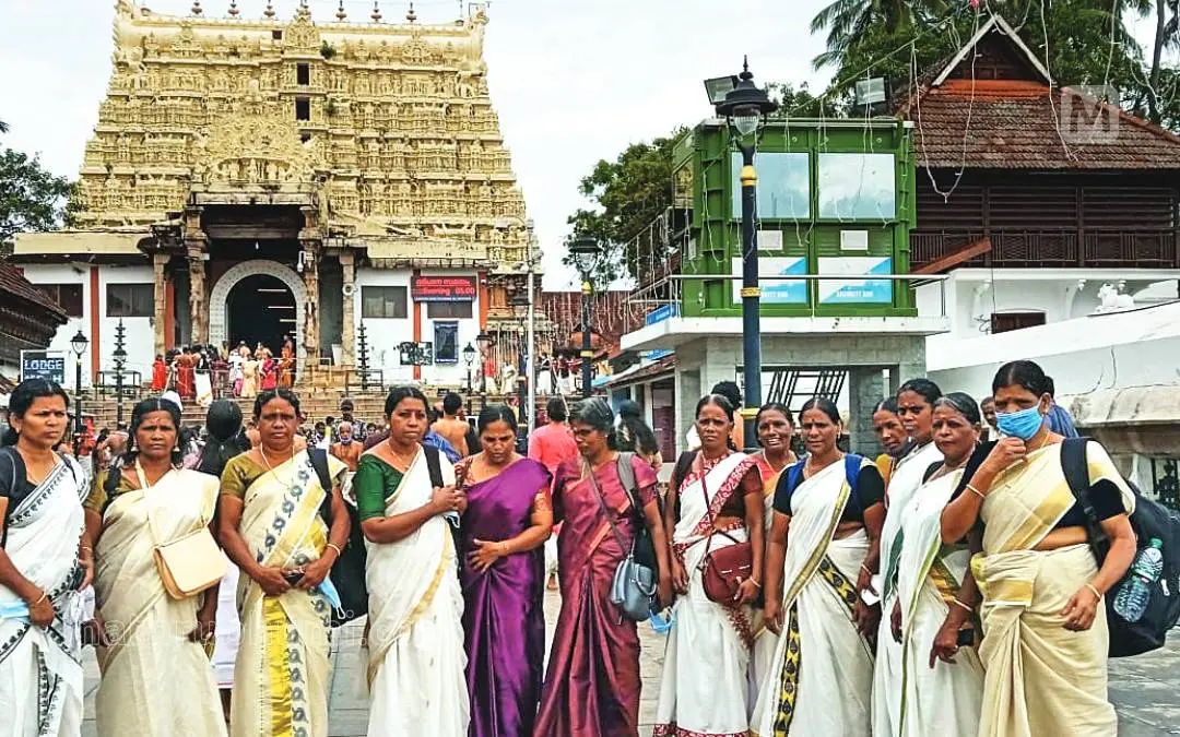 നെടിയിരുപ്പ് മുസ്ലിയാരങ്ങാടിയില് നിന്നുള്ള വനിതകള് തിരുവനന്തപുരത്ത് പത്മനാഭസ്വാമി ക്ഷേത്ര സന്നിധിയില്