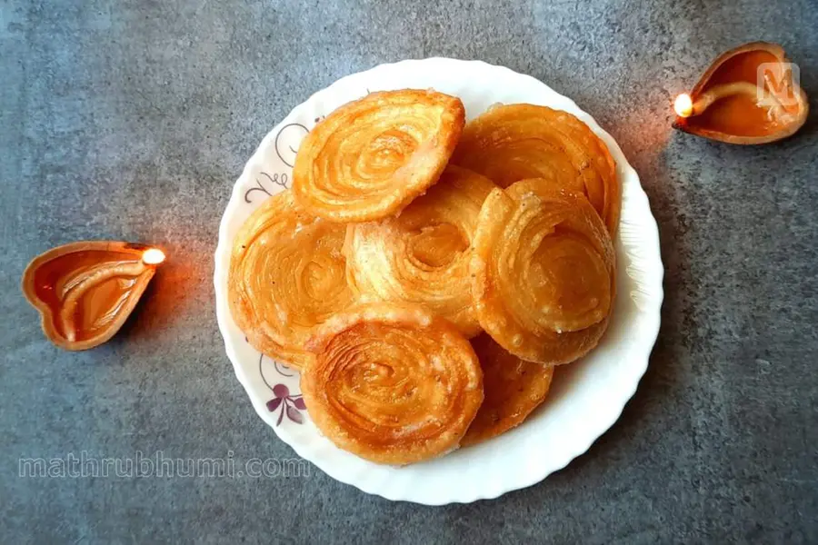 ആഘോഷദിനങ്ങളിൽ മാറ്റ് കൂട്ടാന്‍ കൊങ്കണി സ്‌റ്റൈല്‍ മധുരപലഹാരം 'ഫെണോരി'