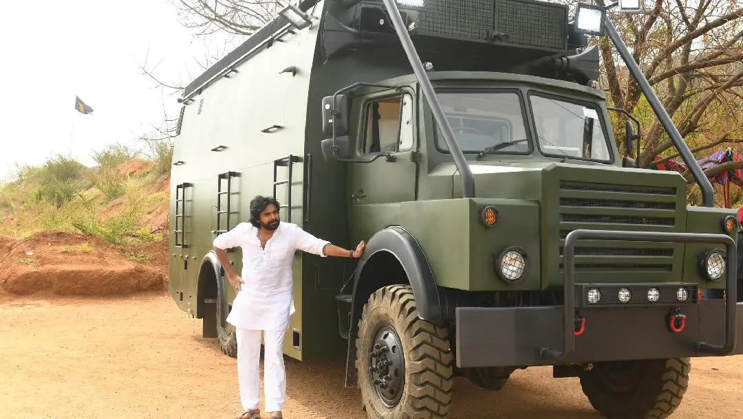 പവന് കല്ല്യാണ് പുതിയ വാഹനത്തിന് സമീപം | Photo: Twitter/Pawan Kalyan