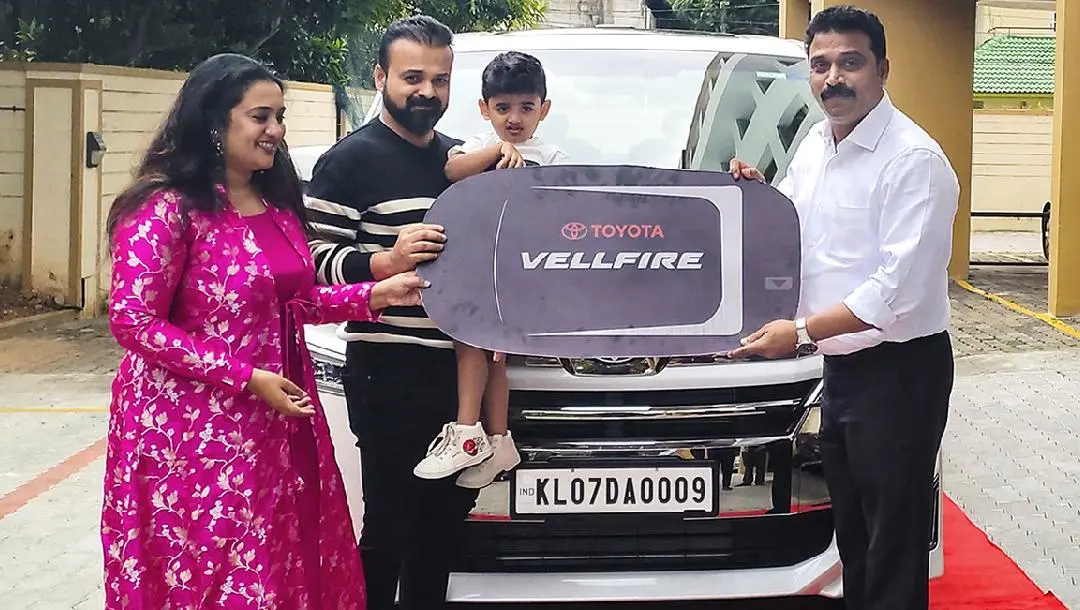 കുഞ്ചാക്കോ ബോബന് തന്റെ പുതിയ വാഹനം ഏറ്റുവാങ്ങുന്നു | Photo: Nippon Toyota