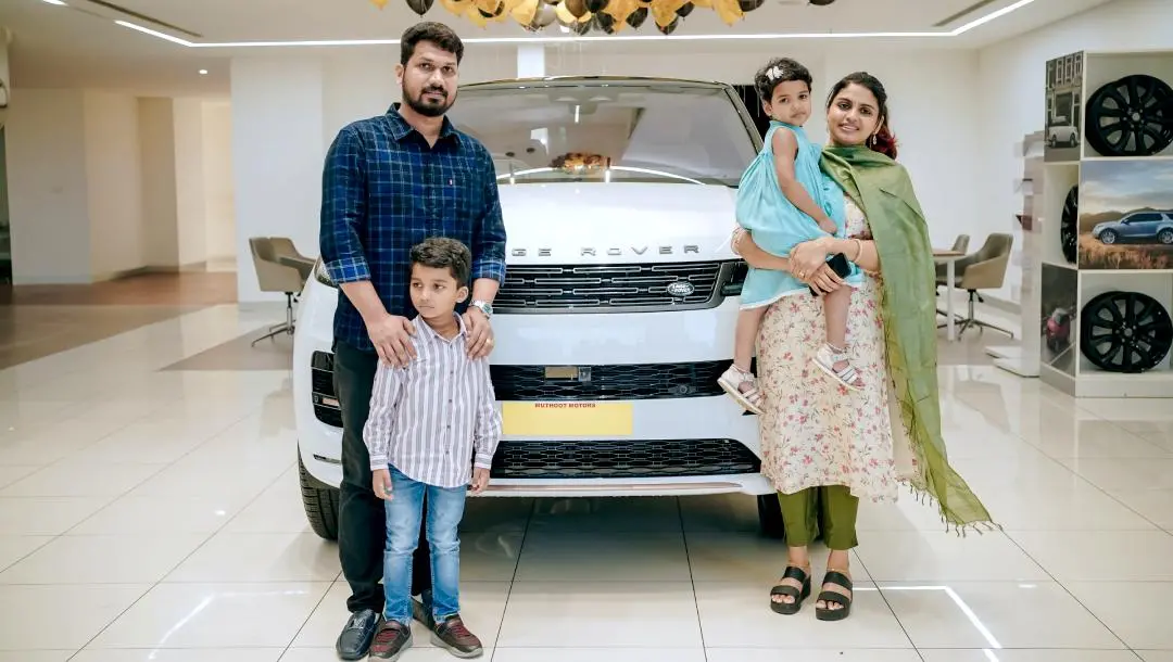 ലിസ്റ്റിന് സ്റ്റീഫനും കുടുംബവും പുതിയ വാഹനത്തിനൊപ്പം