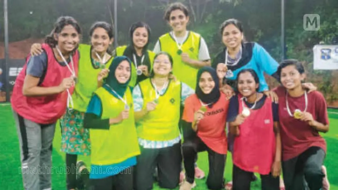 മെഡിക്കൽ കോളേജ് ഹോസ്റ്റലിലെ സമയനിയന്ത്രണത്തിനെതിരേ വെള്ളിമാട്കുന്ന് എസ്റ്റാഡിയോ ടർഫിൽ രാത്രി 10 മണിക്ക് ഫുട്ബാൾ കളിക്കാനെത്തിയ മെഡിക്കൽ വിദ്യാർഥിനികൾ