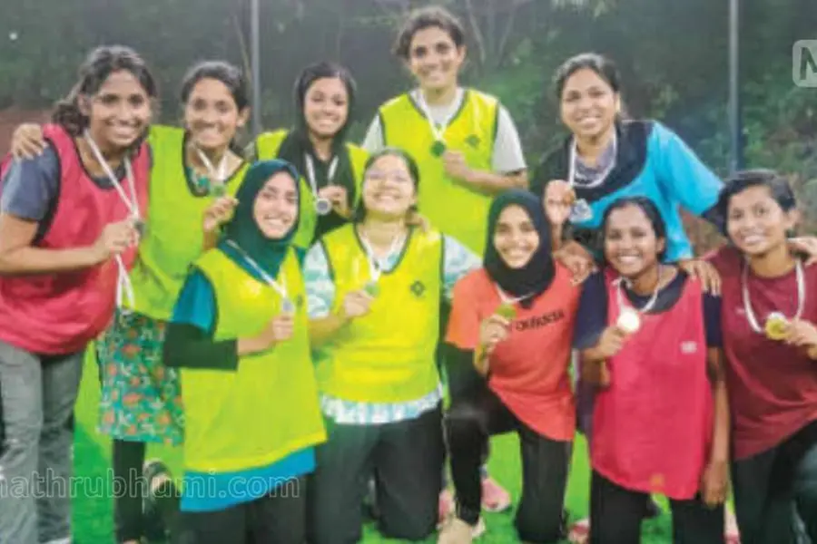 മെഡി. കോളേജ് ഹോസ്റ്റലിലെ സമയനിയന്ത്രണം; ഫുട്ബോള് കളിച്ച് വിദ്യാര്ഥിനികളുടെ പ്രതിഷേധം