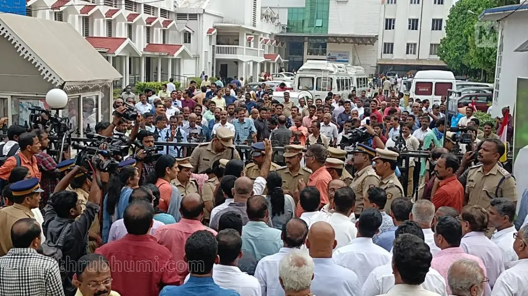 എറണാകുളം സെന്റ് മേരീസ് കത്തീഡ്രൽ ബസലിക്ക പള്ളിയിൽ ഇരുവിഭാഗങ്ങൾ തമ്മിലുണ്ടായ സംഘർഷത്തിന്റെ ദൃശ്യം | ഫോട്ടോ: ടി.കെ. പ്രദീപ് കുമാർ