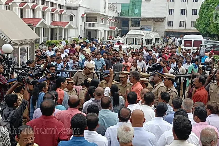 ഏകീകൃത കുര്ബാന: ആർച്ച് ബിഷപ്പിനെ തടഞ്ഞ് പ്രതിഷേധം, സെന്റ് മേരീസ് ബസലിക്കയില് സംഘര്ഷാവസ്ഥ