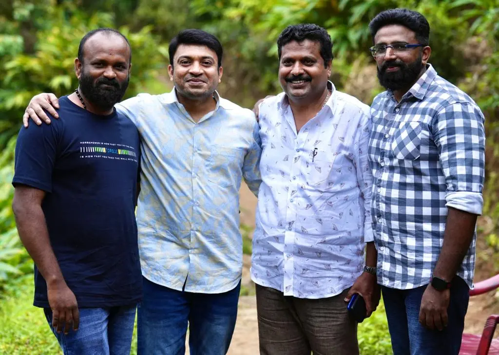 ആബേൽ എന്ന ചിത്രത്തിന്റെ അണിയറപ്രവർത്തകർക്കൊപ്പം സൗബിൻ ഷാഹിർ