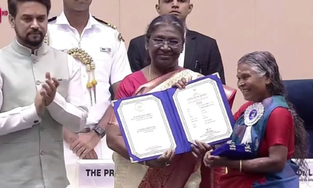 രാഷ്ട്രപതിയില്‍ നിന്ന് നഞ്ചിയമ്മ പുരസ്‌കാരം ഏറ്റുവാങ്ങുന്നു