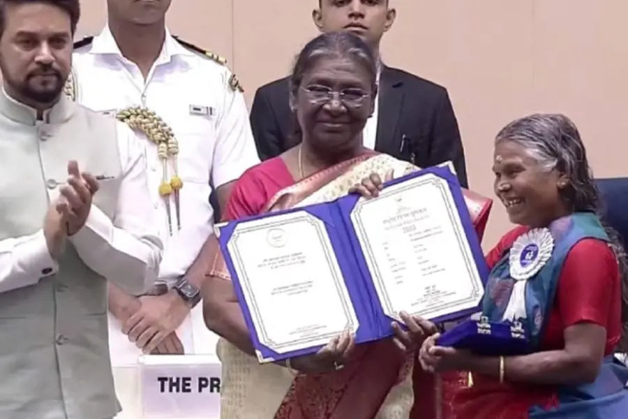 നിറചിരിയോടെ നഞ്ചിയമ്മ, എഴുന്നേറ്റുനിന്ന് ആദരവ് പ്രകടിപ്പിച്ച് സദസ്സ്
