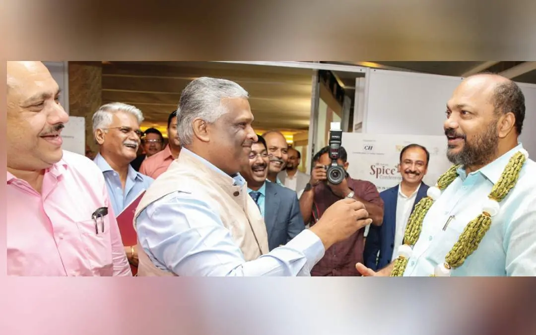 കൊച്ചി ലെ മെറിഡിയനിൽ കേരള സ്പൈസ് സമ്മേളനം ഉദ്ഘാടനം ചെയ്യാനെത്തിയ വ്യവസായ മന്ത്രി പി. രാജീവിനെ സ്പൈസസ് ബോർഡ് സെക്രട്ടറി ഡി. സത്യൻ ഏലയ്ക്ക കൊണ്ടുള്ള മാല അണിയിച്ചു സ്വീകരിച്ചപ്പോൾ. വ്യവസായ വകുപ്പ് പ്രിൻസിപ്പൽ സെക്രട്ടറി എ.പി.എം. മുഹമ്മദ് ഹനീഷ്, സി.ഐ.ഐ. കേരള സ്പൈസ് പാനൽ കൺവീനർ ചെറിയാൻ സേവിയർ, സി.ഐ.ഐ. കേരള സ്റ്റേറ്റ് കൗൺസിൽ ചെയർമാൻ ഡോ. ജീമോൻ കോര എന്നിവർ സമീപം.