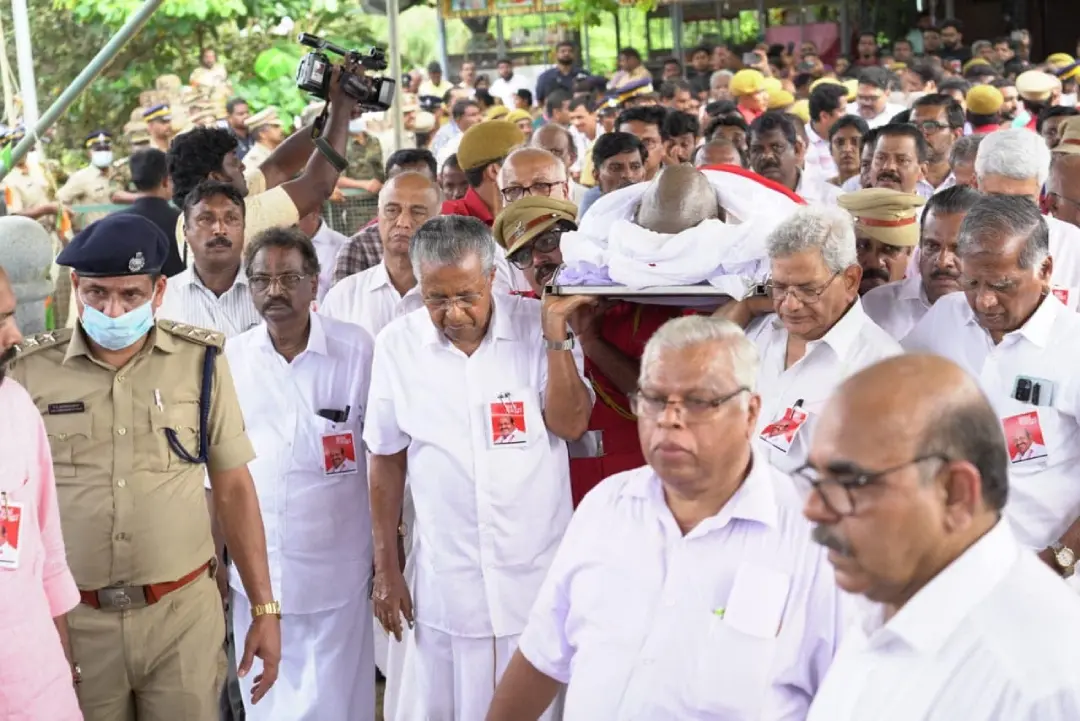 കോടിയേരിയുടെ മൃതദേഹം ചുമലിലേറ്റി വരുന്ന മുഖ്യമന്ത്രിയടക്കമുള്ള നേതാക്കള് |ഫോട്ടോ:facebook.com/CPIMKerala