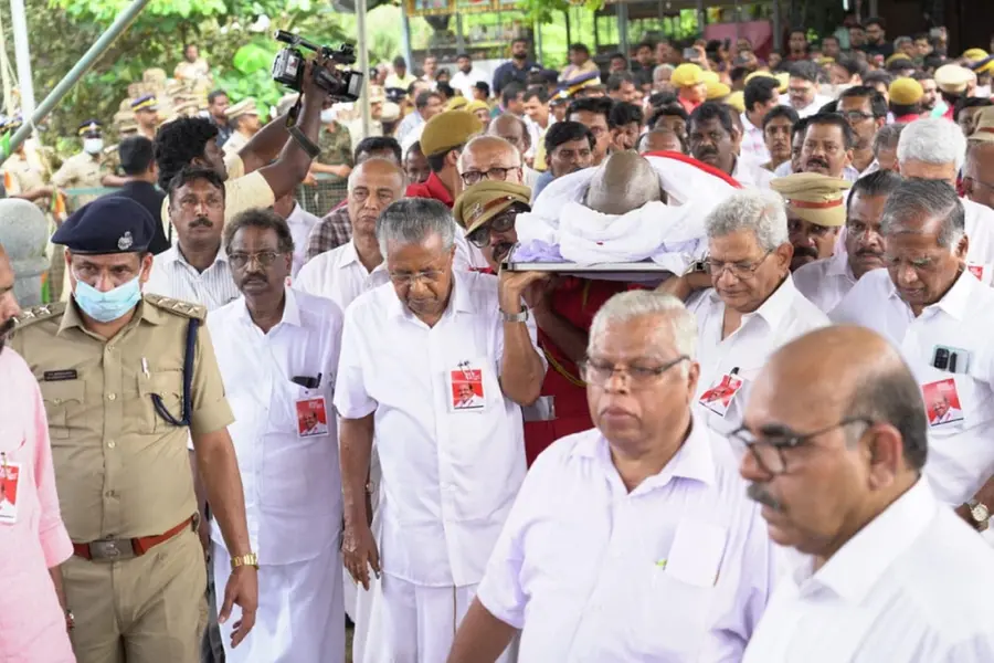 ചേര്ന്നു നടന്ന 'സോദരനെ' അന്ത്യയാത്രയില് അനുഗമിച്ച്, തോളിലേറ്റി മുഖ്യമന്ത്രി; ഹൃദയഭേദക നിമിഷങ്ങള്