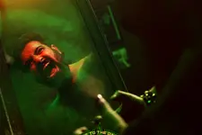 നിഗൂഢത ഉണര്‍ത്തി ആകാശ് സെന്‍; ഡോണ്‍ മാക്‌സ് ചിത്രം 'അറ്റ്' കാരക്ടർ പോസ്റ്റര്‍ പുറത്ത്