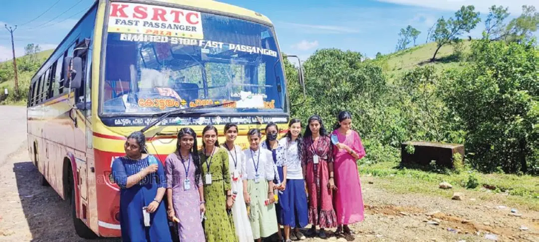 കെ.എസ്.ആർ.ടി.സി. ബസിൽ വാഗമണ്ണിൽ ഉല്ലാസ യാത്രയ്ക്കെത്തിയ വിദ്യാർഥികൾ